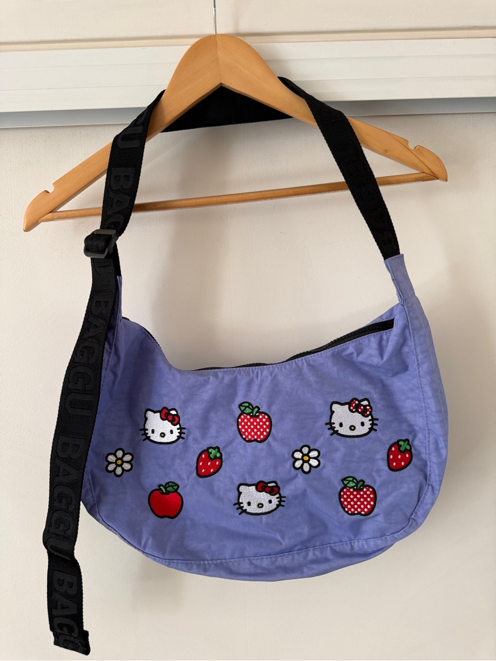 BAGGU x Hello Kitty Medium Crescent Bag